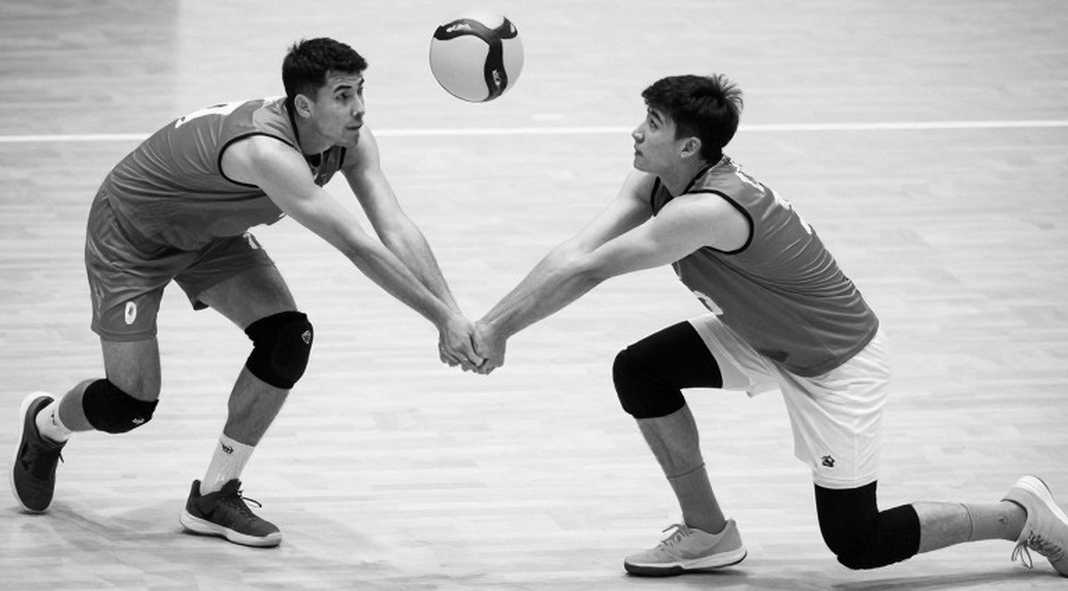 Chiếc nhãn dán nhầm và tiếng vỗ tay trong sân trống