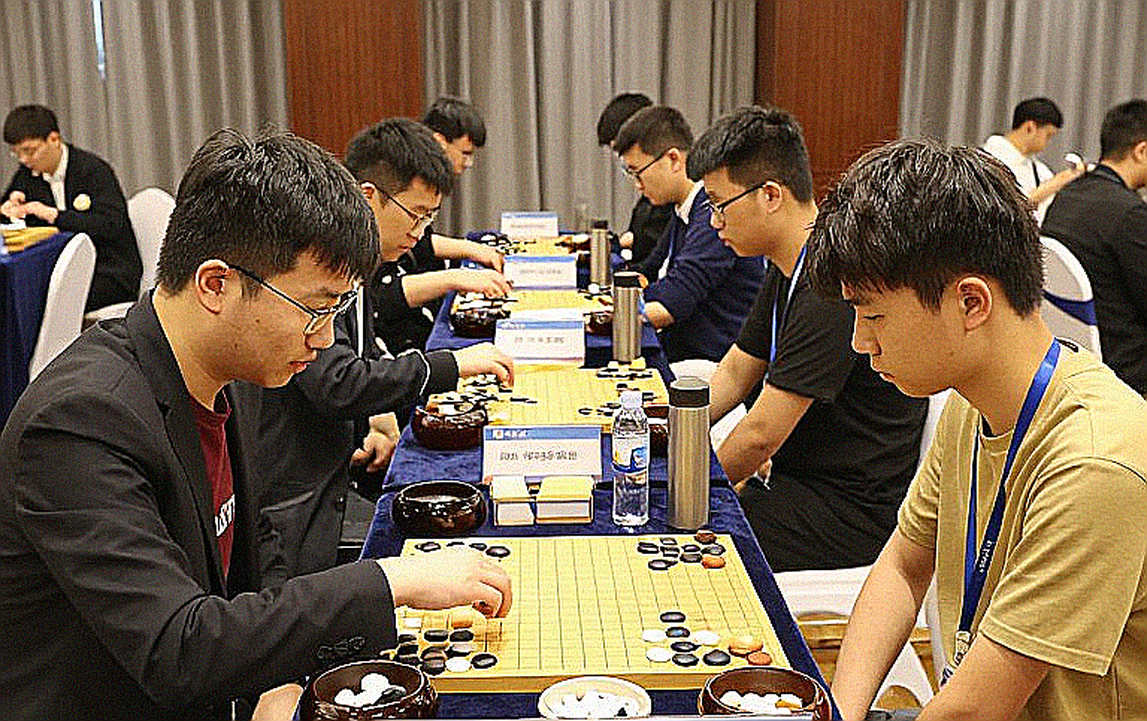 ChessBase Magazine #225: tiêu đề nói về Cúp Câu lạc bộ châu Âu, trang trong không có một nước cờ