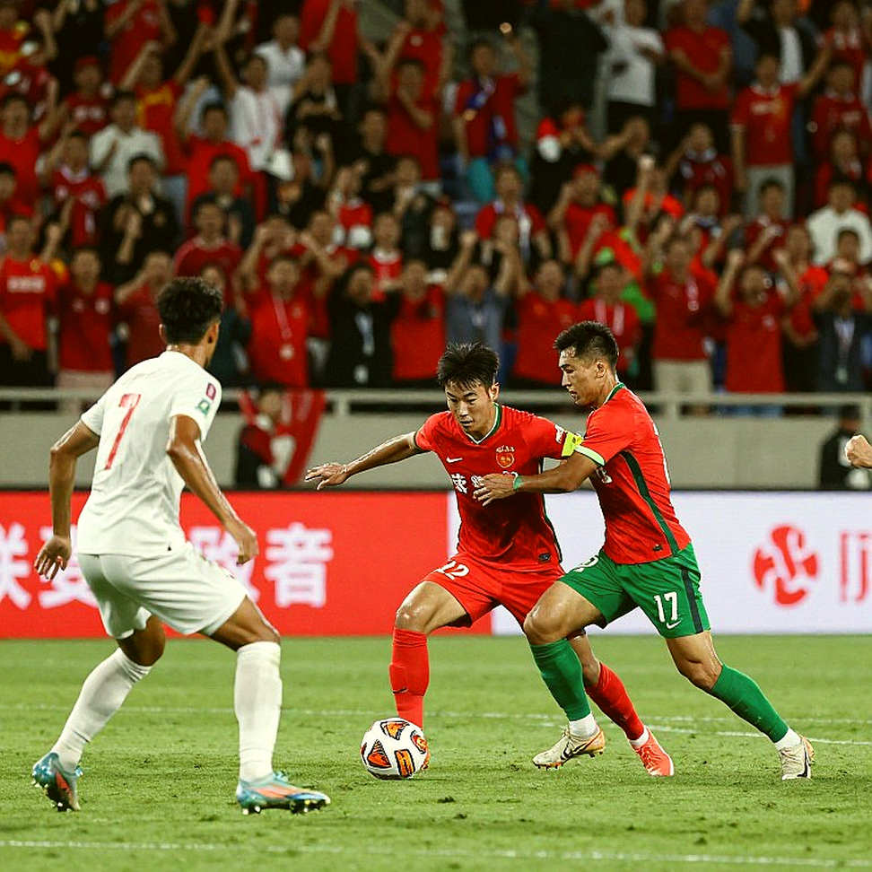 V-League: Rực lửa nội địa, lạnh lẽo châu Á
