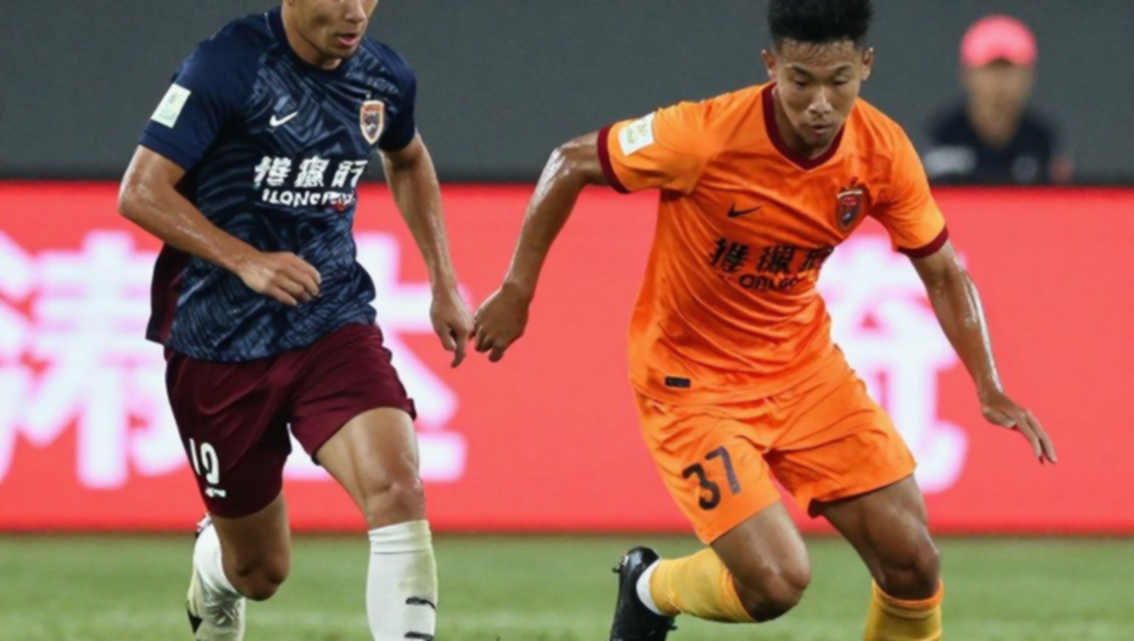 Lisandro Martínez và điều khoản 12 tháng: bên trong vụ nổ ở Old Trafford